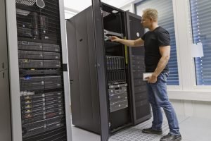 виртуальные серверы VPS обслуживает сотрудник хостинг провайдера в дата центре